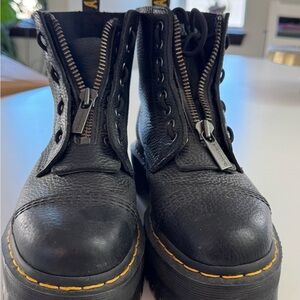 Doc Martens Sinclair Platform Boots size 9 Women’s - NEW!